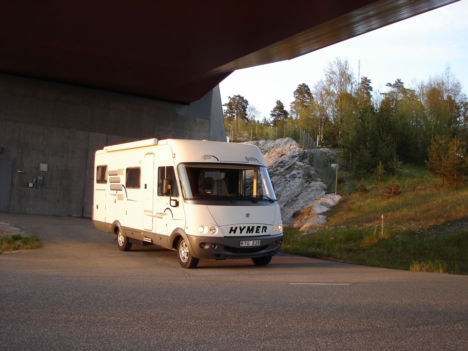 Fulltankad helintegrerad Hymer redo för avfärd. Nybesiktad, gaskontrollerad och skattad.